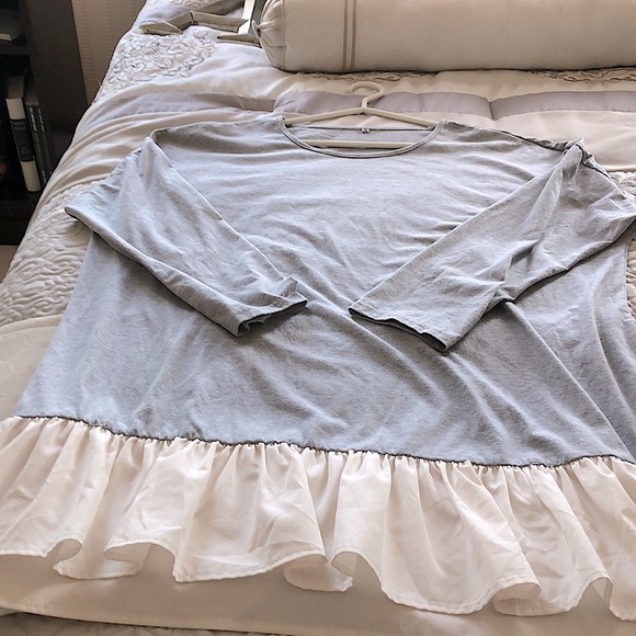 Tops - 2/30🌻Super flowy, cute dress with white ruffle bottom